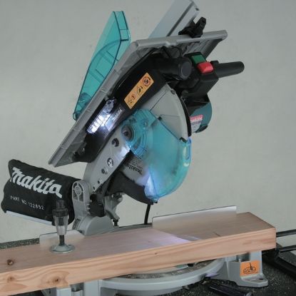 Пила торцовочная комбинированная сетевая Makita LH1040F